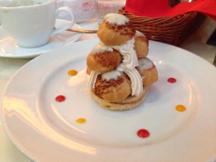 Caramel cream puffs. I stand by my earlier statement that "getting fat in Tokyo" would have been a much better name for this blog. 