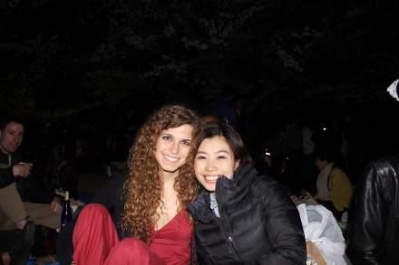 Last Tuesday, my darling friend Mutsumi invied my friends and I to join her friends for a nighttime o-hanami back at Yoyogi Park, and we happily accepted! 
